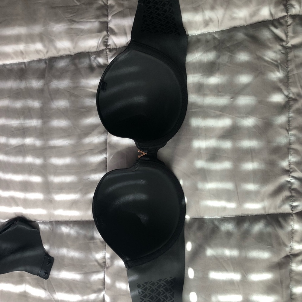 Victoria’s Secret black strapless bra 36C
